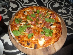 Serano og oliven pizza.